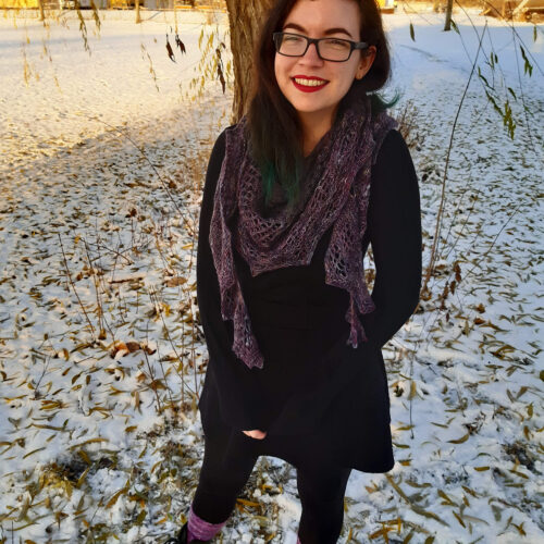 En ung kvinna iklädd en stickad sjal