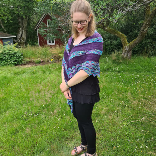 En ung kvinna iklädd en stickad sjal