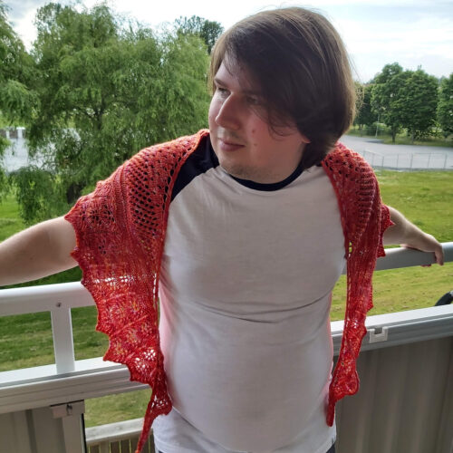 En ung man iklädd en stickad sjal