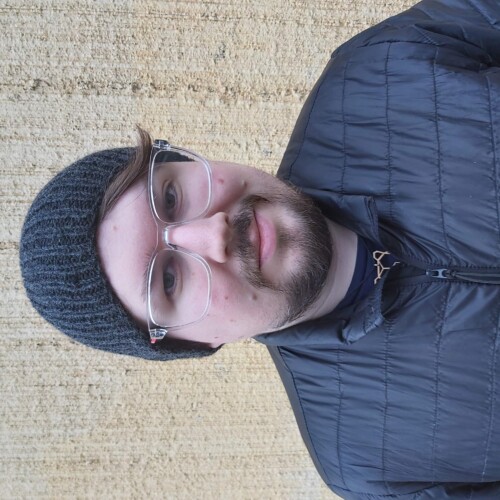 En ung man iklädd en stickad mössa