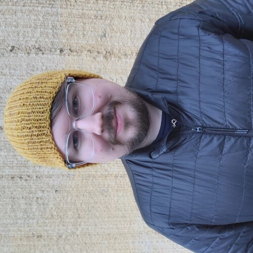 En ung man iklädd en stickad mössa