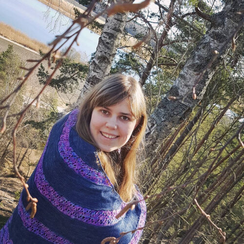 En ung kvinna iklädd en stickad sjal