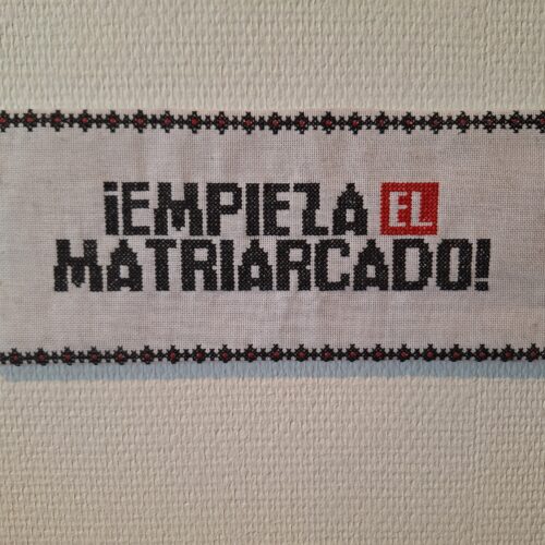 Ett korsstygn med texten "Empieza el matriarcado"