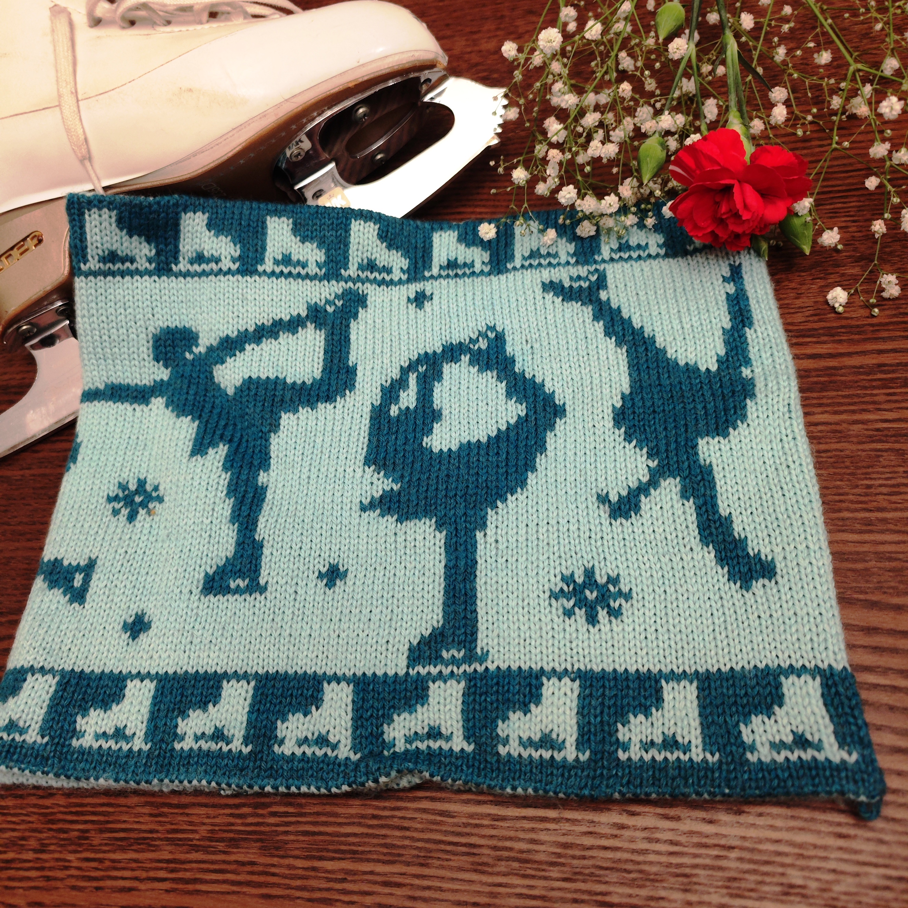 Halskrage med konståkare och skridskor